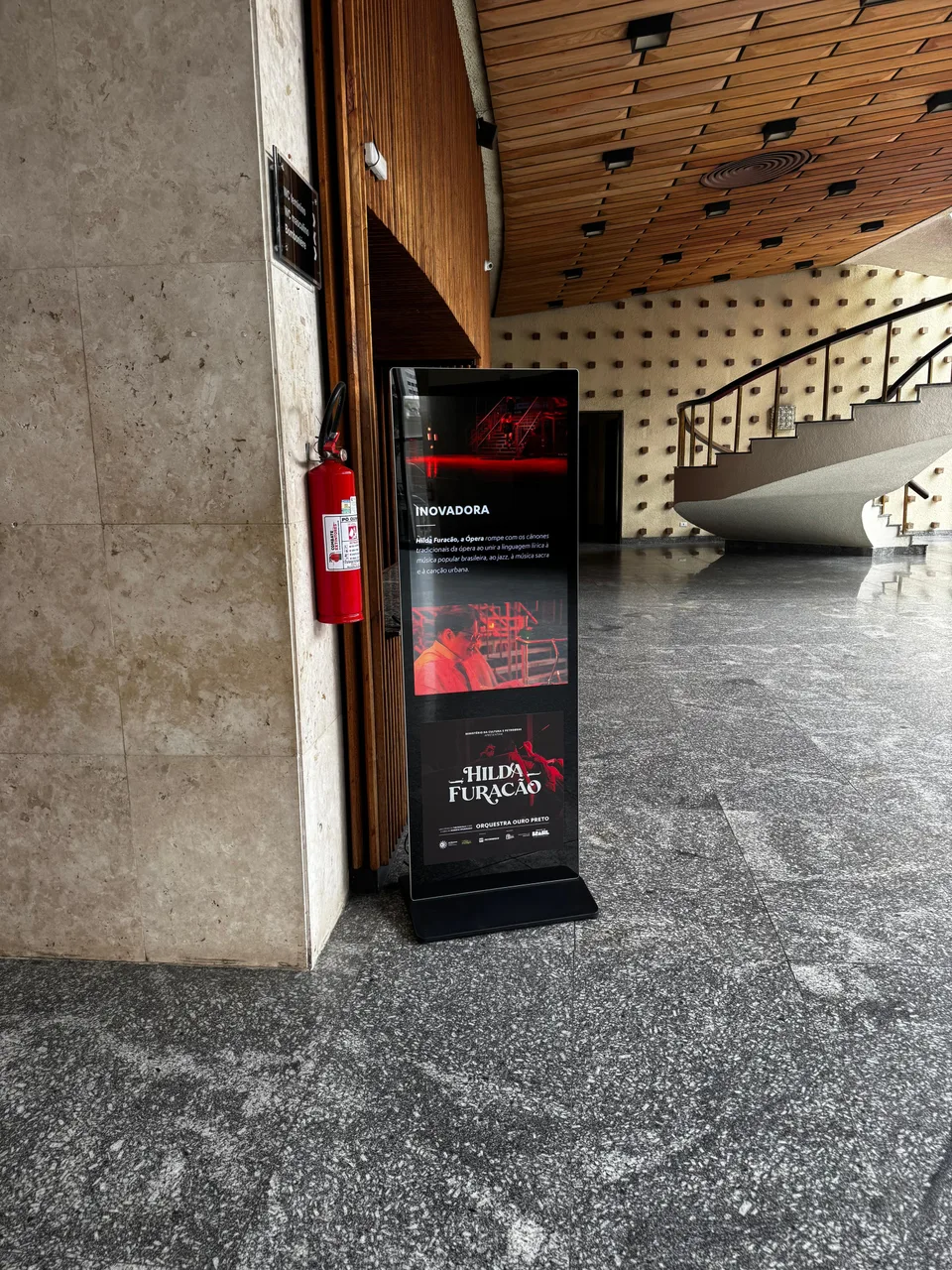 Totem vertical instalado em espaço comercial