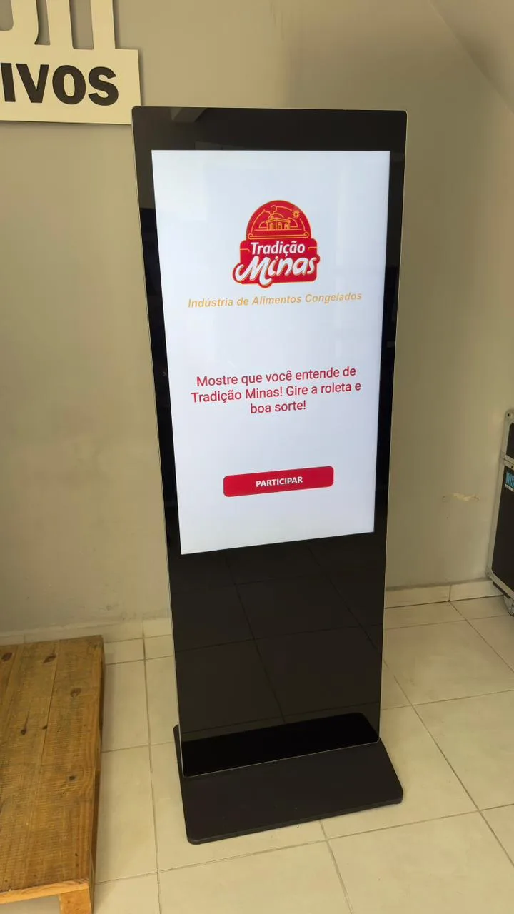 Totem vertical de 43 polegadas visto de frente, com interface e marca aplicadas